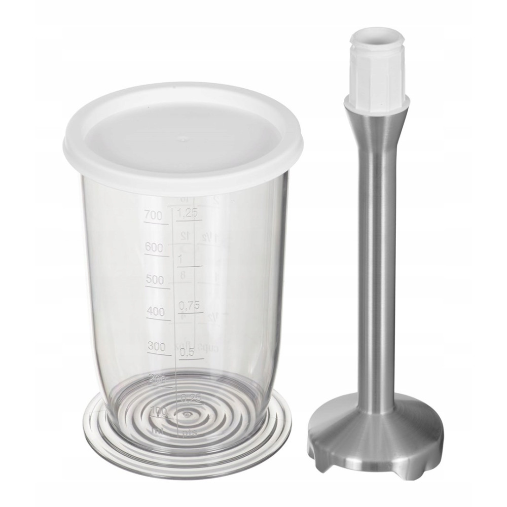 Una taza medidora transparente con tapa blanca y un accesorio de licuadora de acero inoxidable.