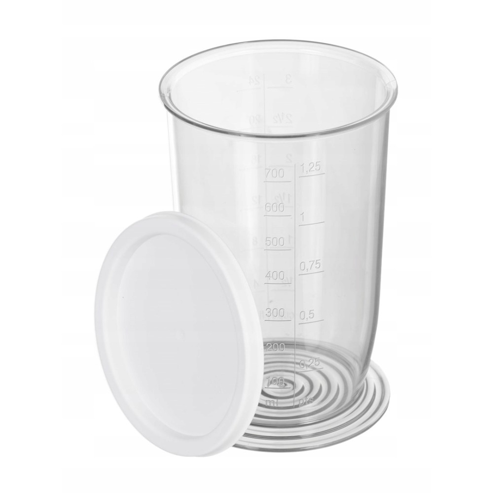Una taza medidora de plástico transparente con marcas de hasta 700 ml y tapa blanca.