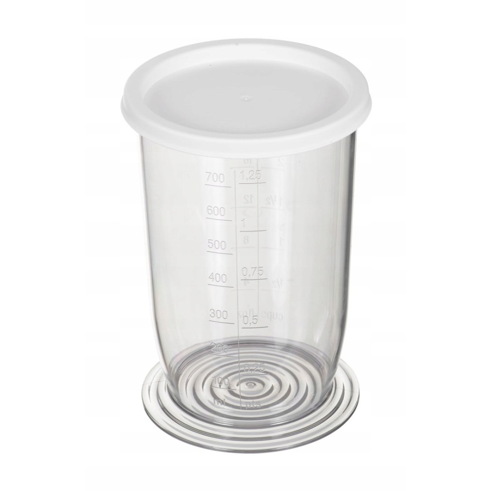 Una taza medidora de plástico transparente con marcas de volumen hasta 700 ml y tapa blanca sobre fondo blanco.