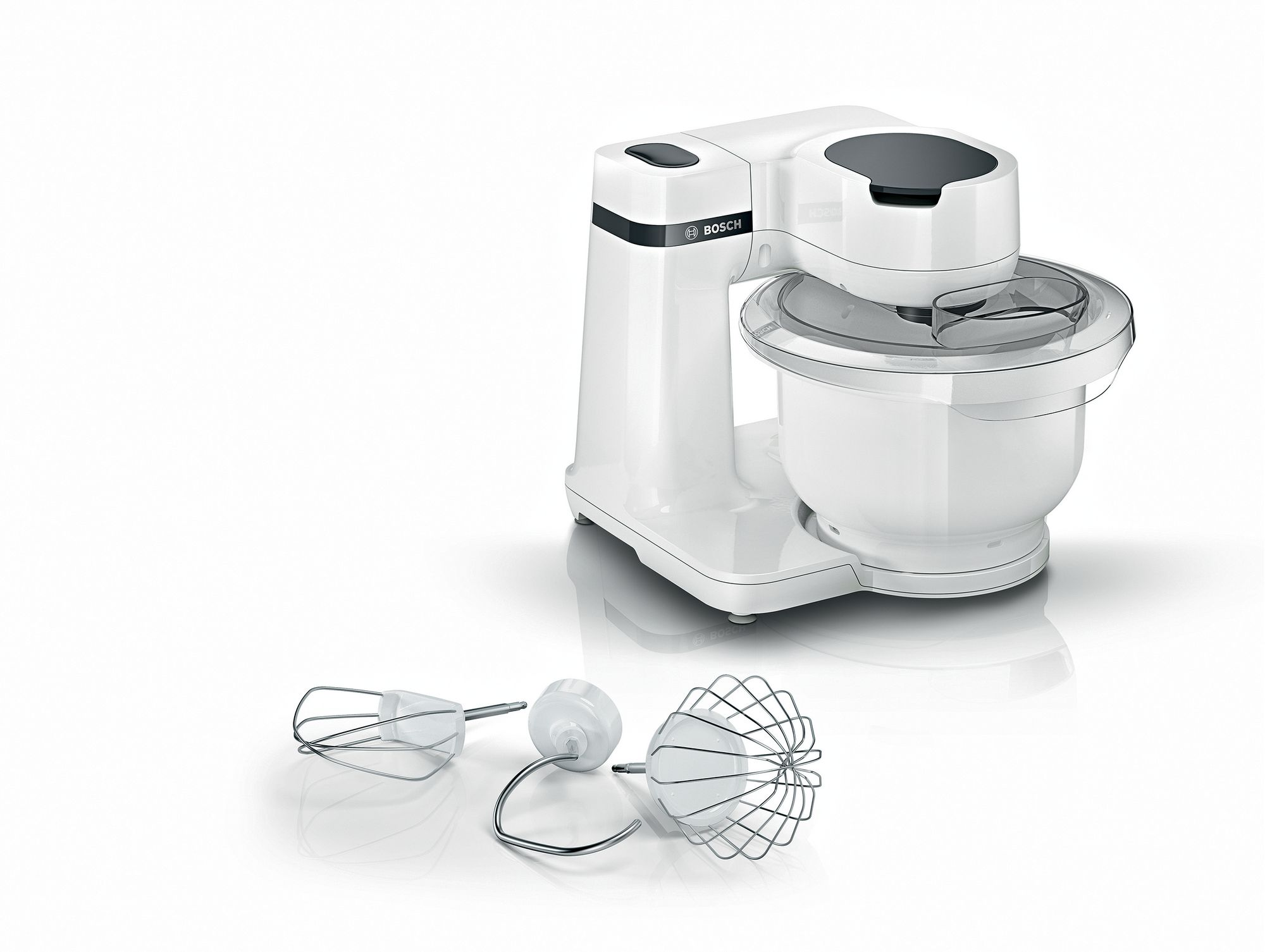 Robot da cucina Bosch bianco con ciotola e accessori su sfondo bianco.