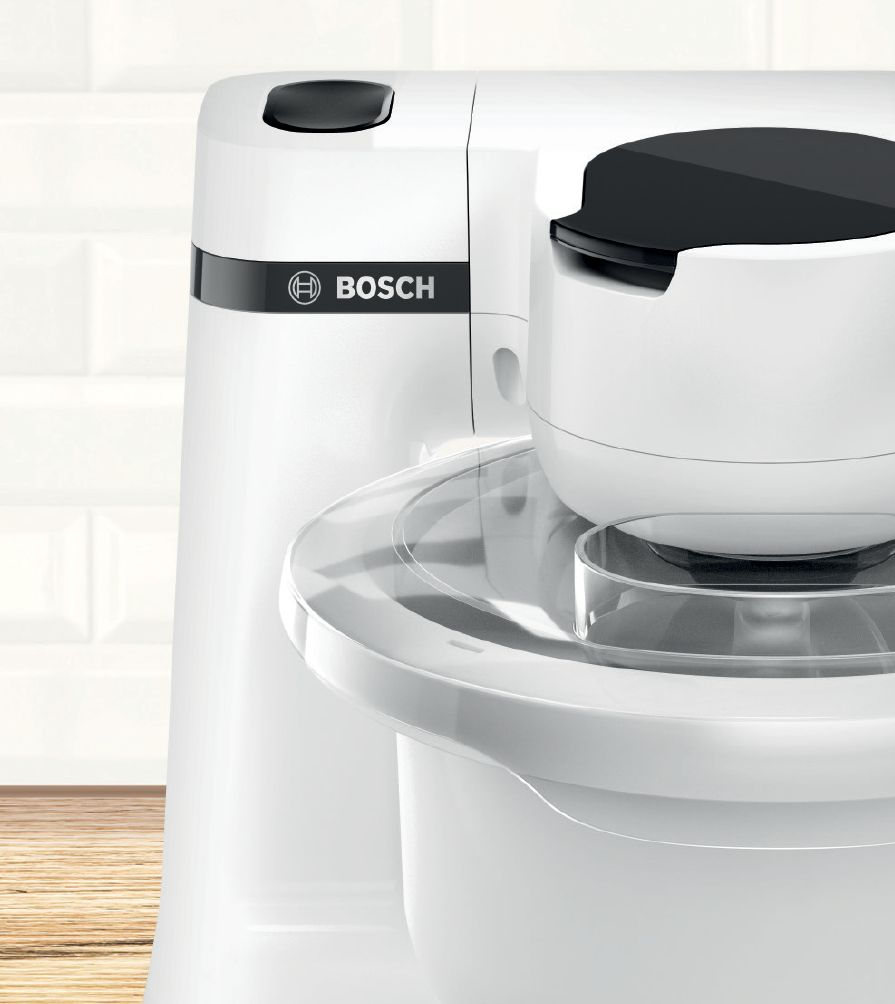 Robot da cucina Bosch bianco con ciotola, paraschizzi e accessorio su sfondo chiaro.