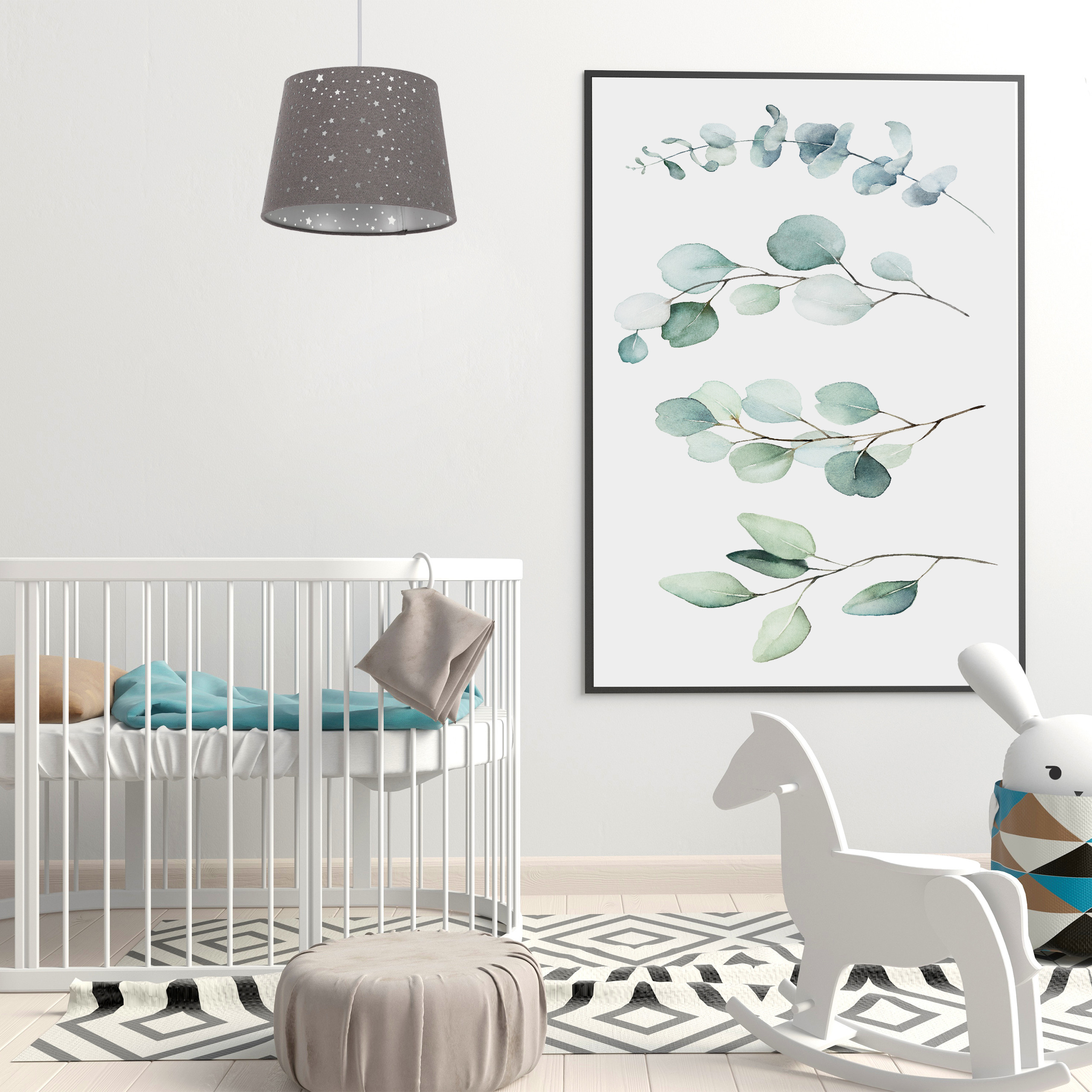 Ein modernes Kinderzimmer mit weißem Bett, grauer Sterndecke, Schaukelpferd und Eukalyptus-Wandkunst.
