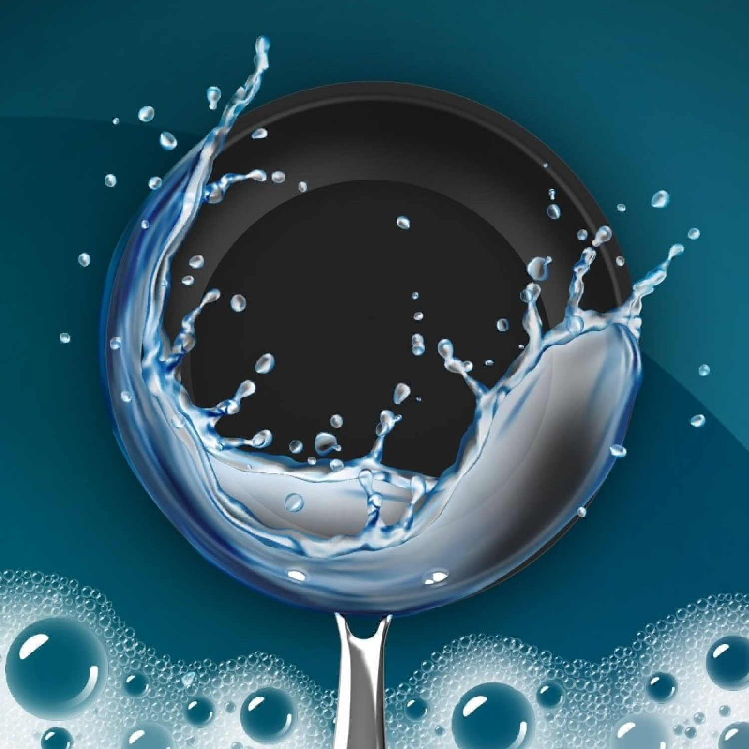 Una sartén negra sobre fondo azul con salpicaduras de agua y espuma de jabón.