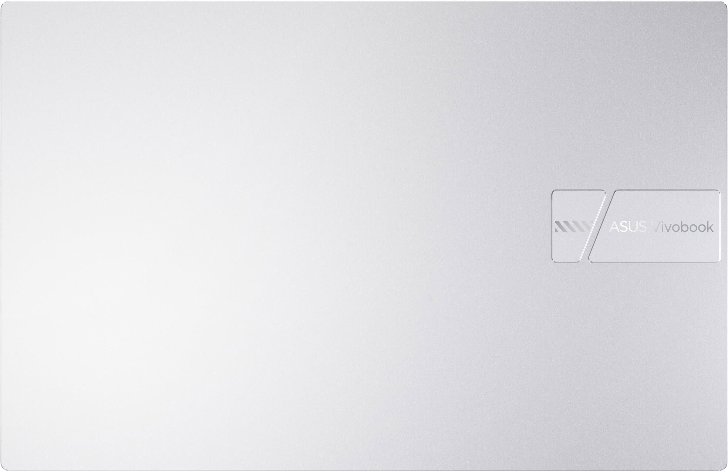 La superficie metálica plateada de un ASUS Vivobook muestra un logotipo en relieve y elementos de diseño a la derecha.