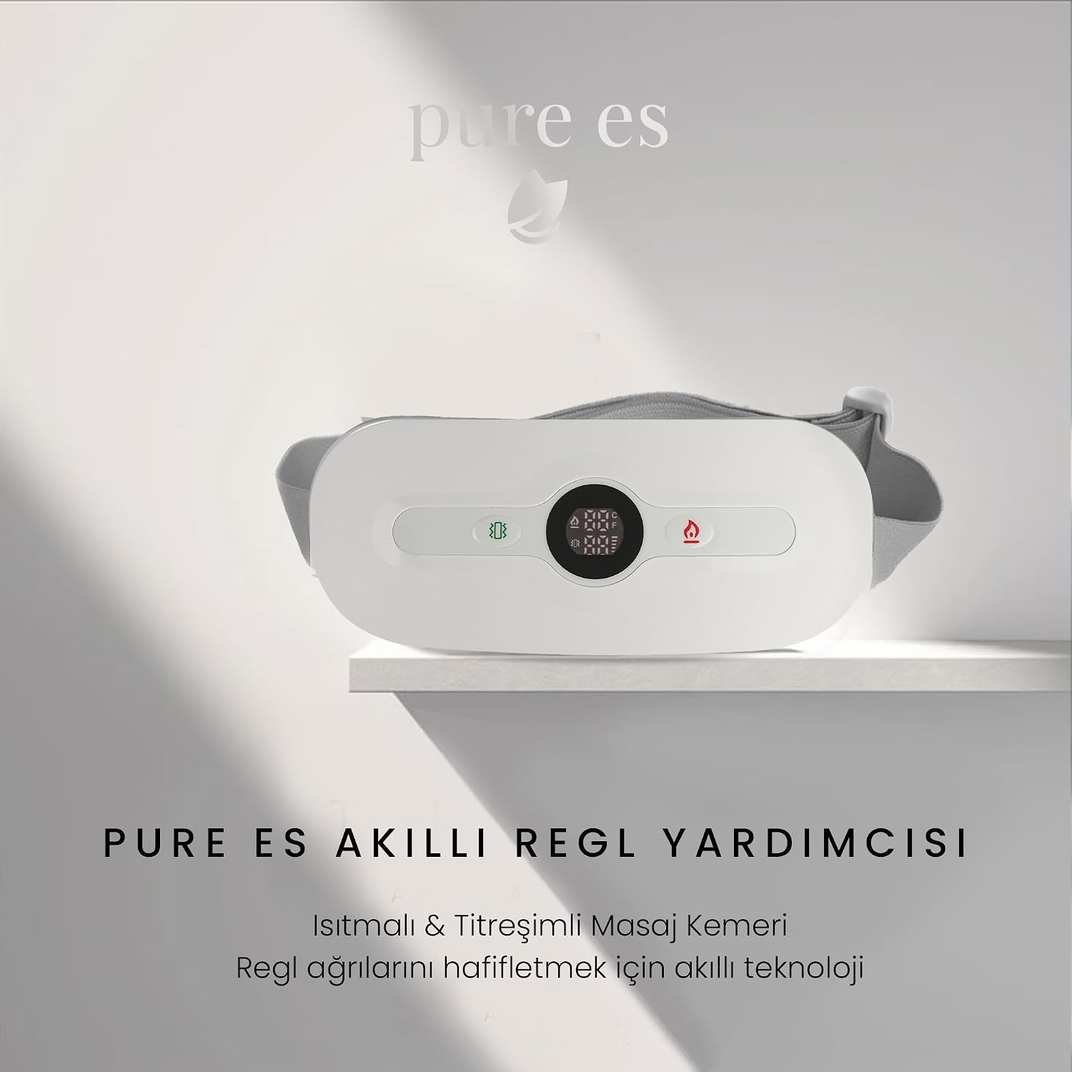Minimalist bir rafta sergilenen ısıtmalı ve titreşimli beyaz akıllı regl yardımcısı kemeri.