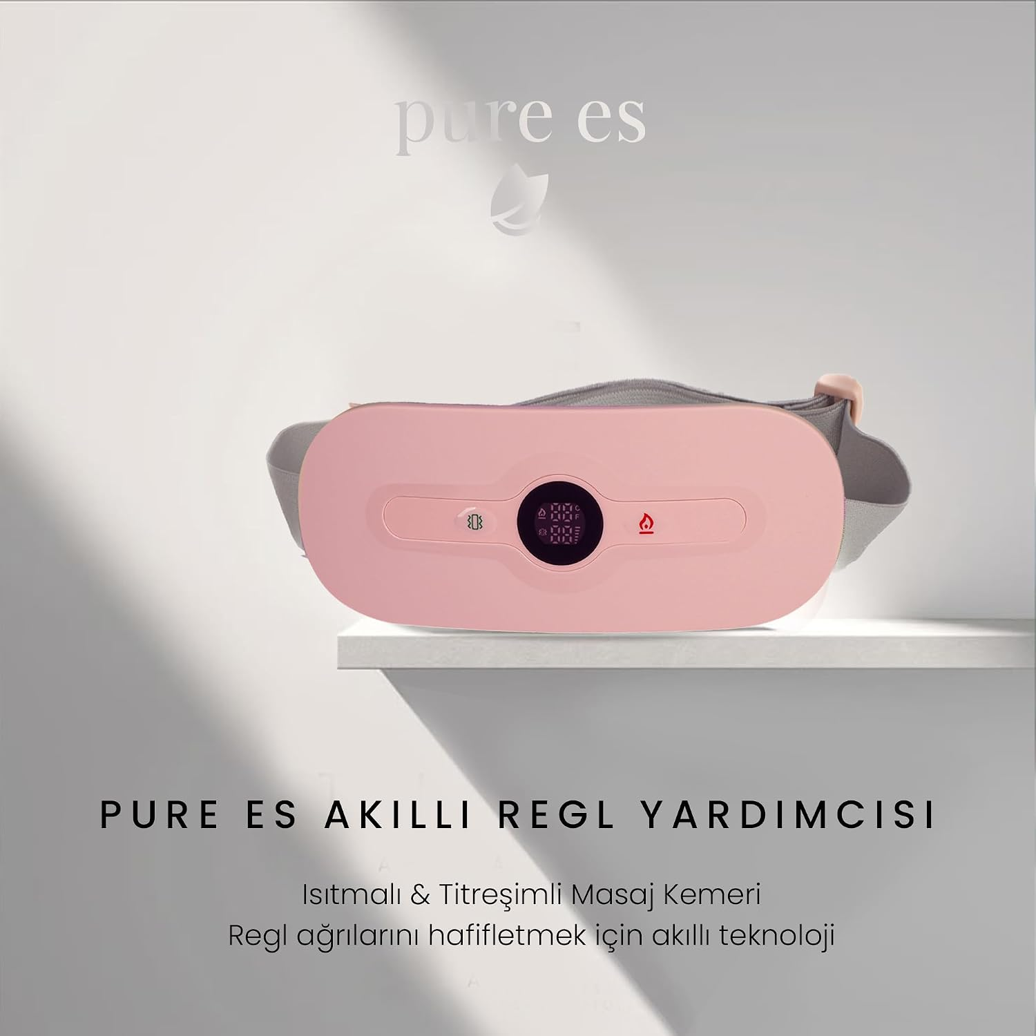 Raf üzerinde duran, pembe renkli, ısıtma ve titreşim özellikli akıllı regl masaj kemeri.
