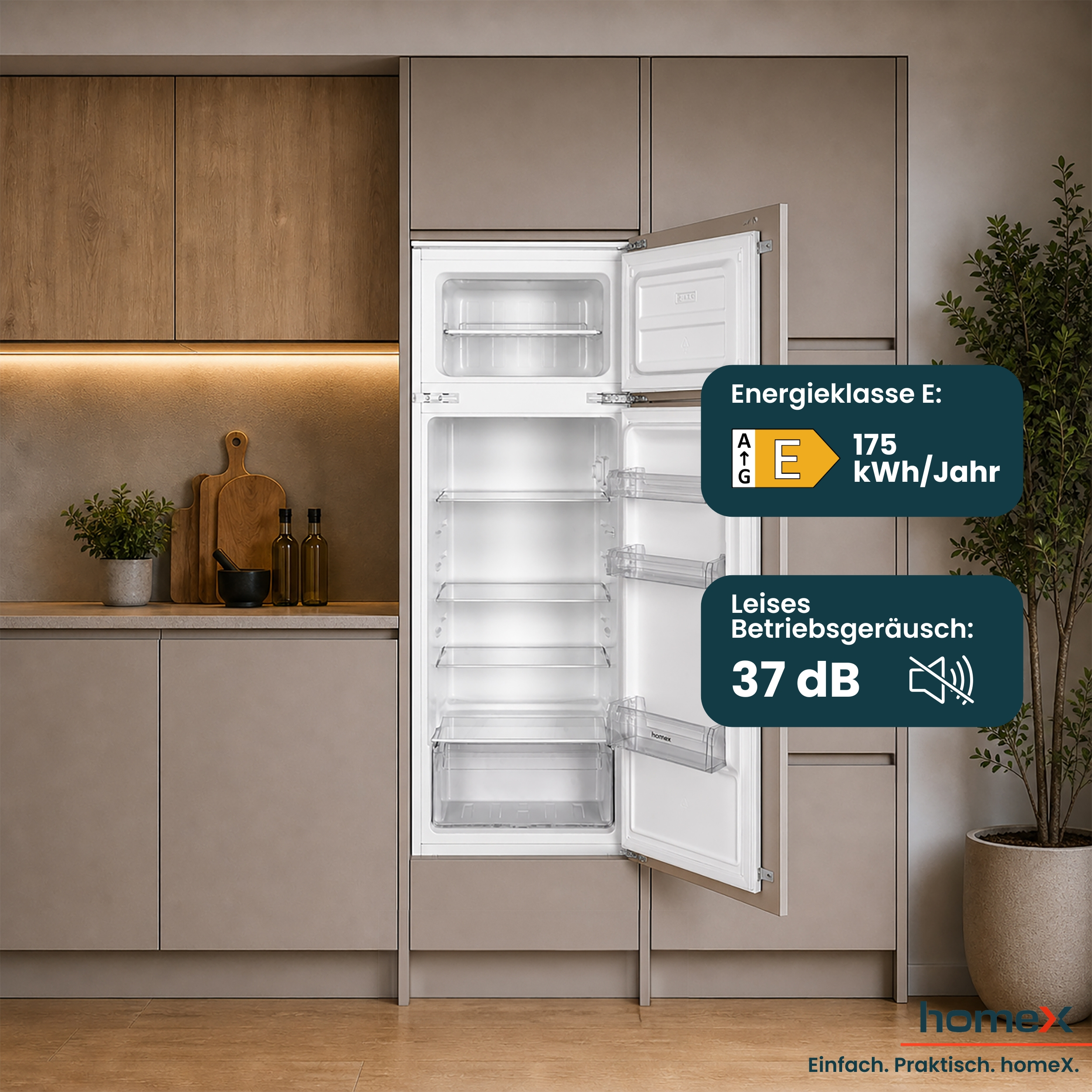 Moderne Küche mit integriertem, offenem Kühlschrank und Infotafeln zu Energieklasse E und leisen 37 dB.