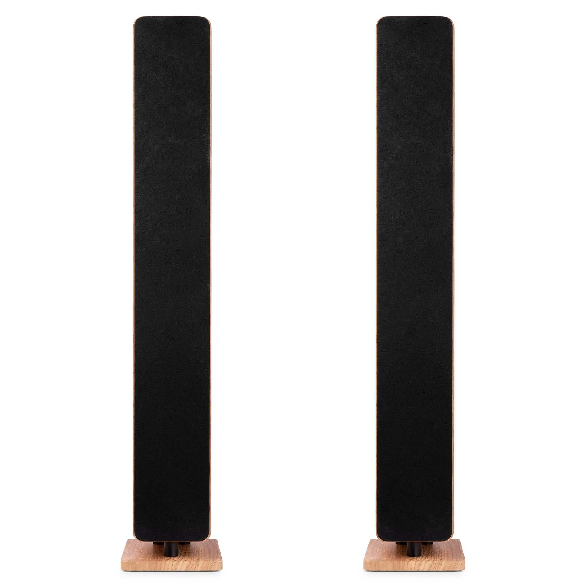 Dos altavoces de suelo negros, altos y delgados, con base de madera sobre fondo blanco.