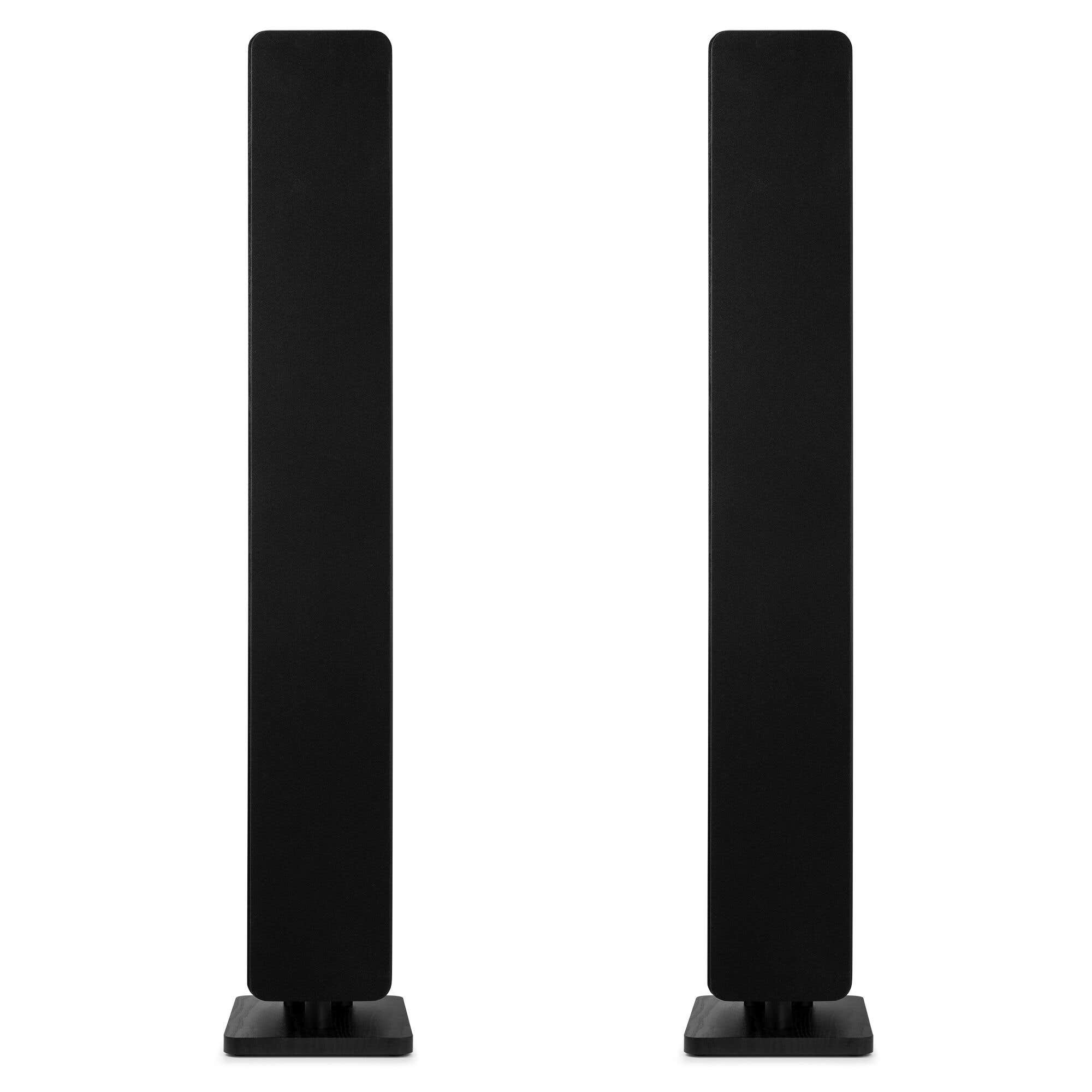 Dos altavoces de torre negros y altos están de pie verticalmente sobre pequeñas bases con fondo blanco.