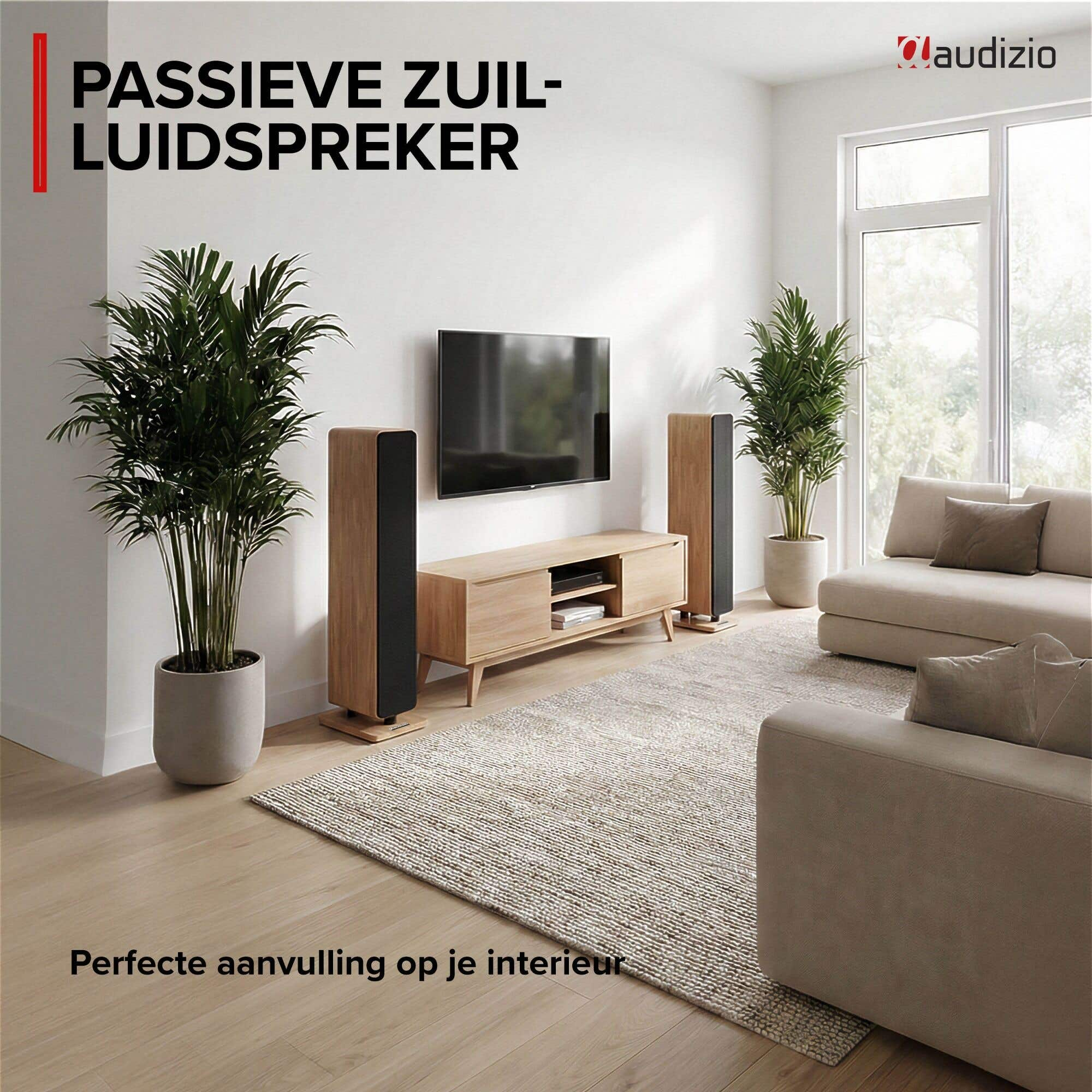 Sala de estar con dos altavoces de suelo de madera, TV, plantas y sofás.