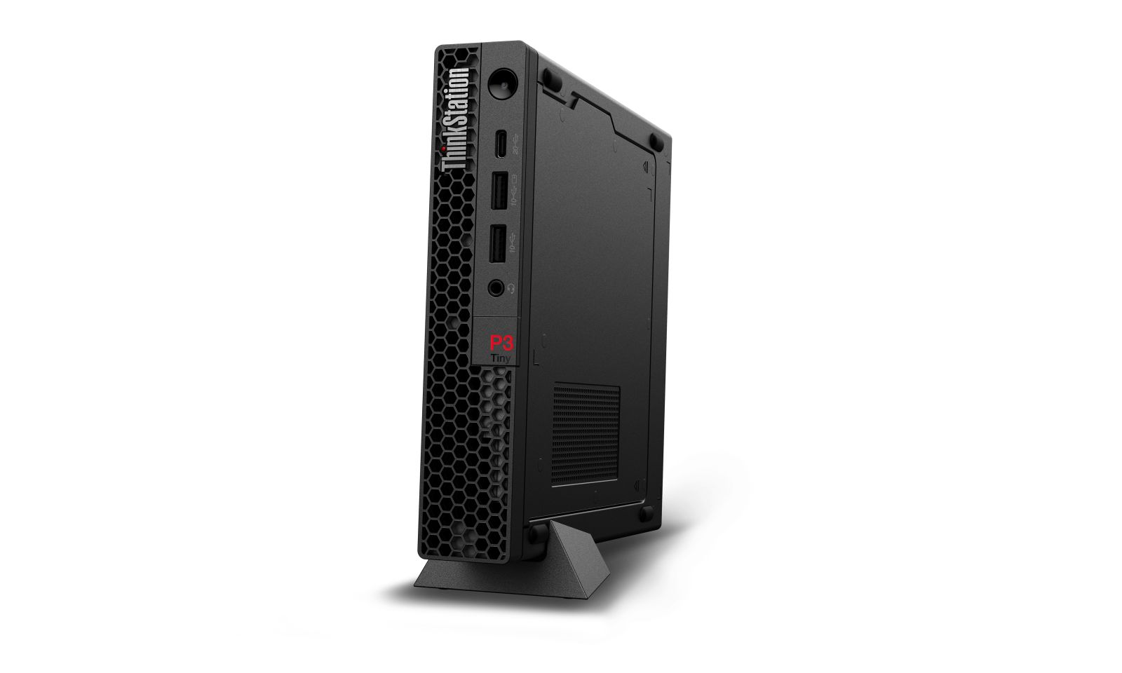 Ein schwarzer Lenovo ThinkStation P3 Tiny Computer auf weißem Hintergrund.