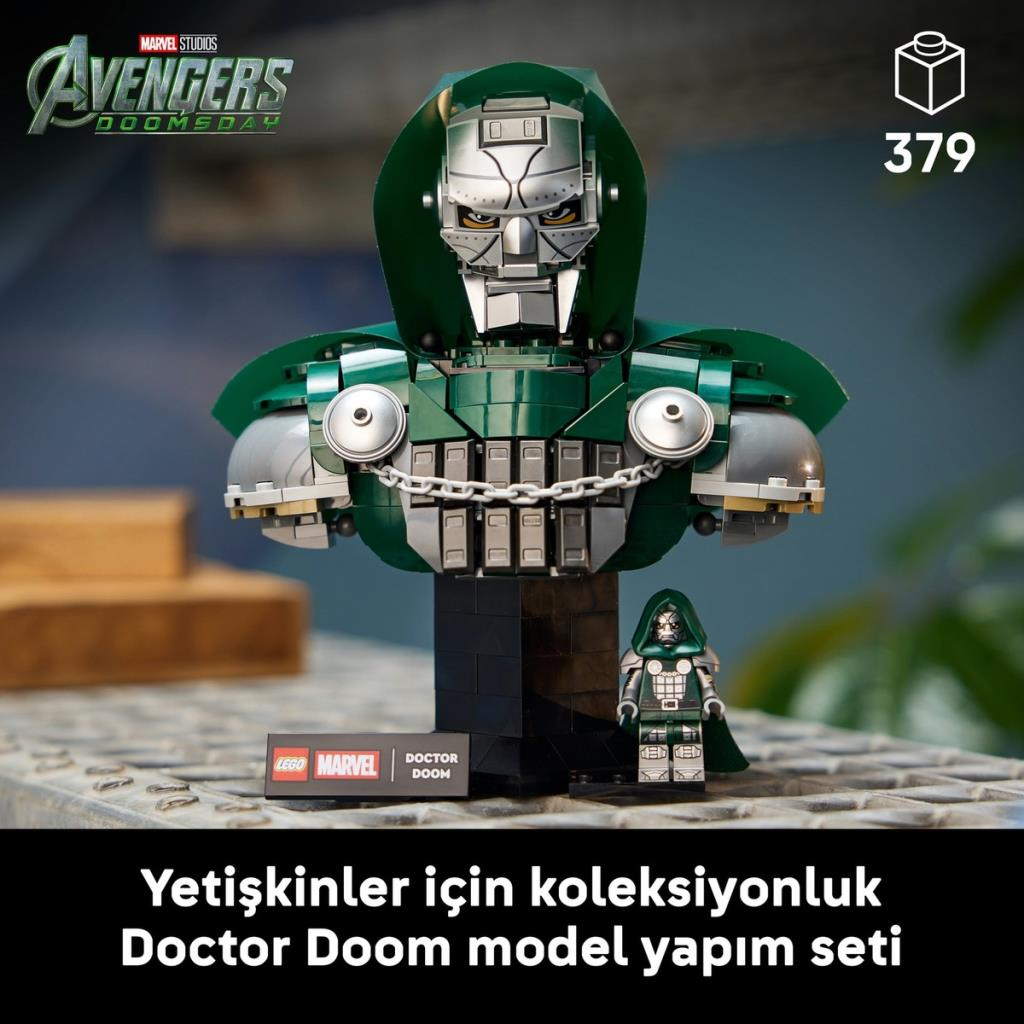 Metalik bir arka plan önünde büst ve minifigür içeren bir LEGO Doctor Doom modeli.
