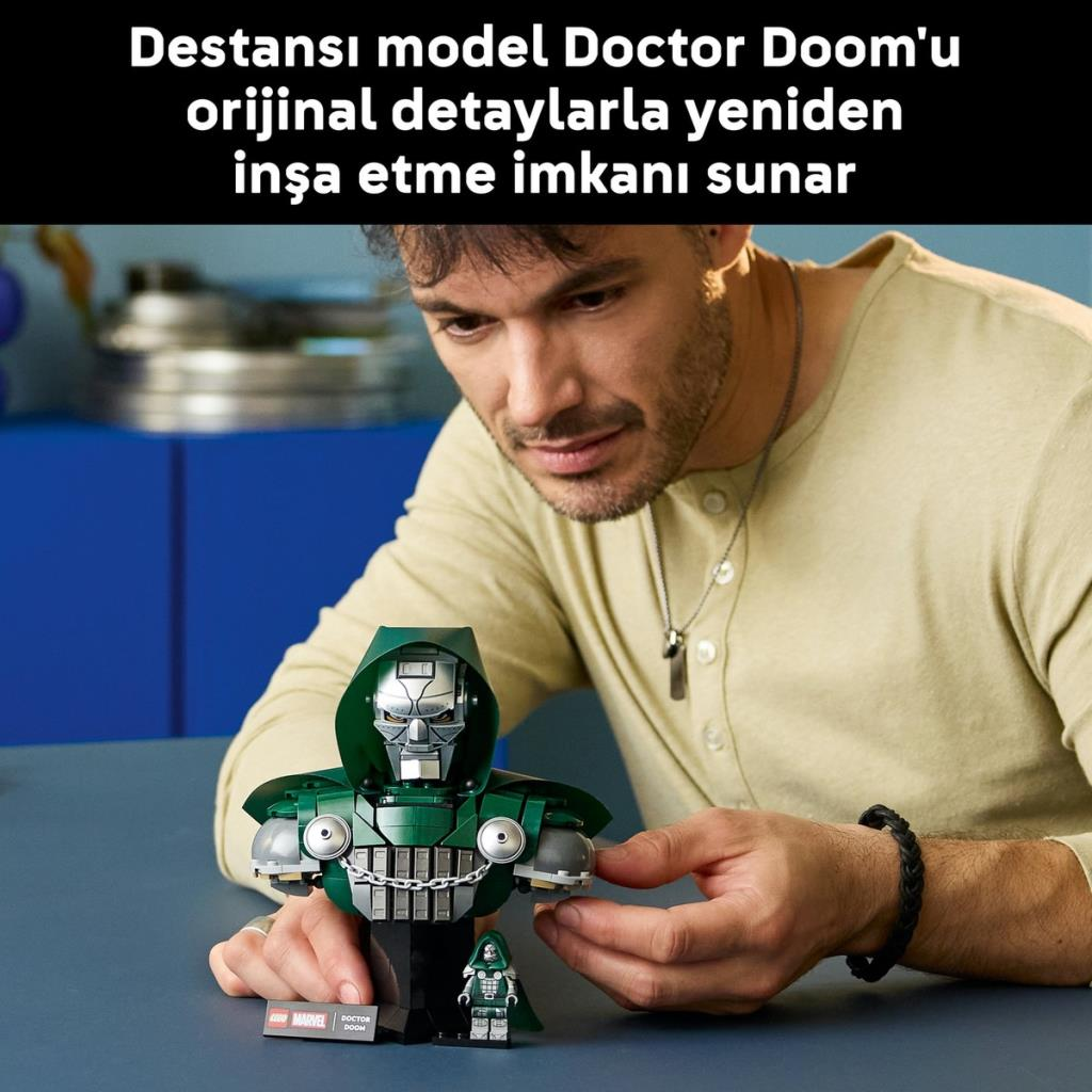 Bir adam Lego Doctor Doom büstü modelini birleştiriyor.