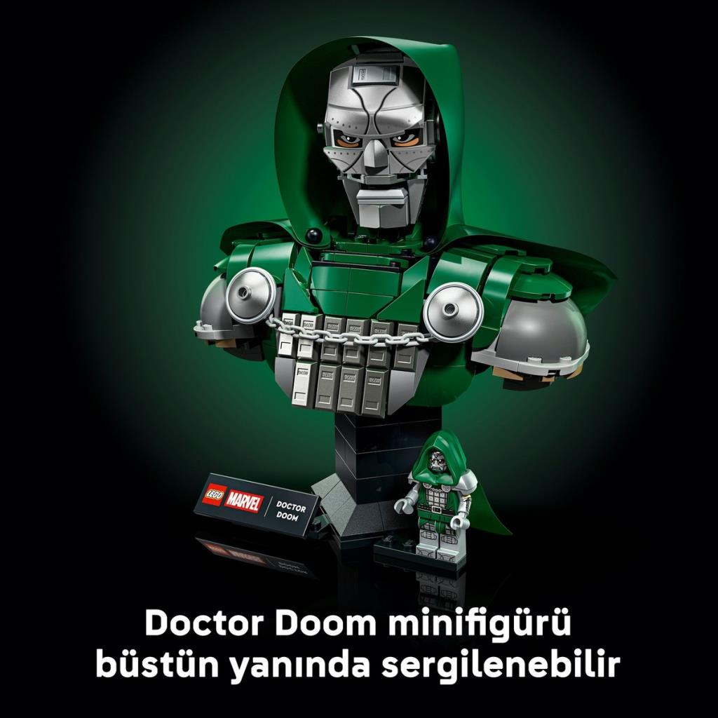Siyah arka planda etiketli Lego Doctor Doom büstü ve minifigürü.