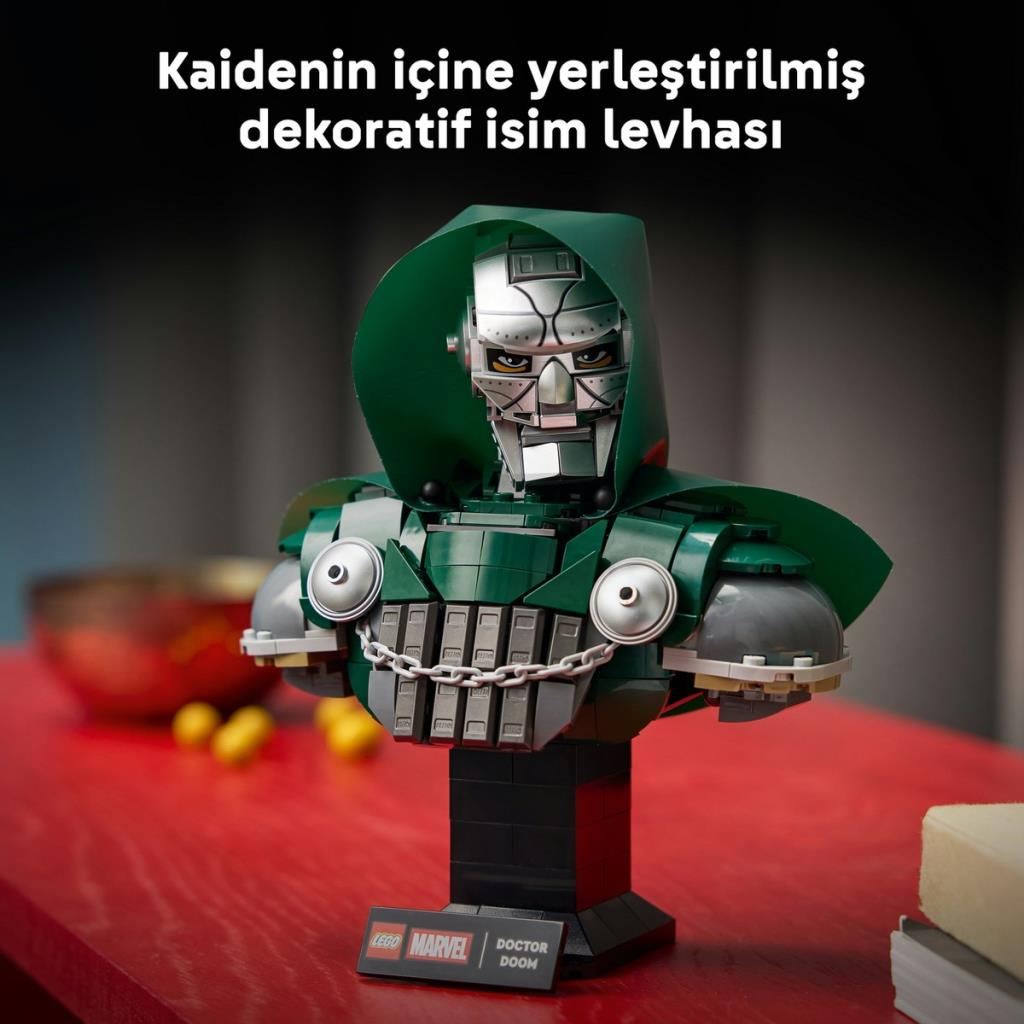 Kırmızı masa üzerinde sergilenen Lego Marvel Doctor Doom bustu.