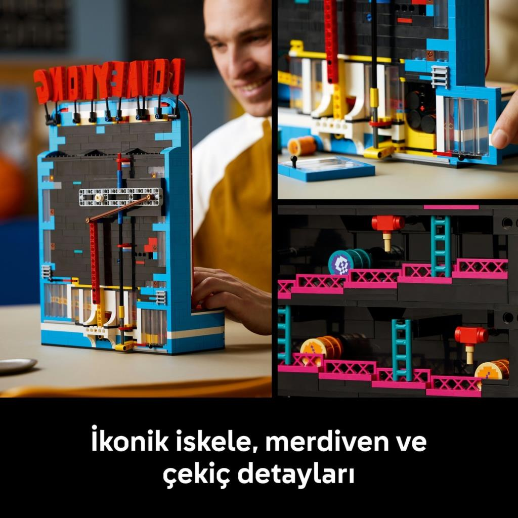 Bir adam merdiven, merdiven ve çekiç detaylarına sahip mavi ve siyah bir Lego arcade makinesi inşa ediyor.