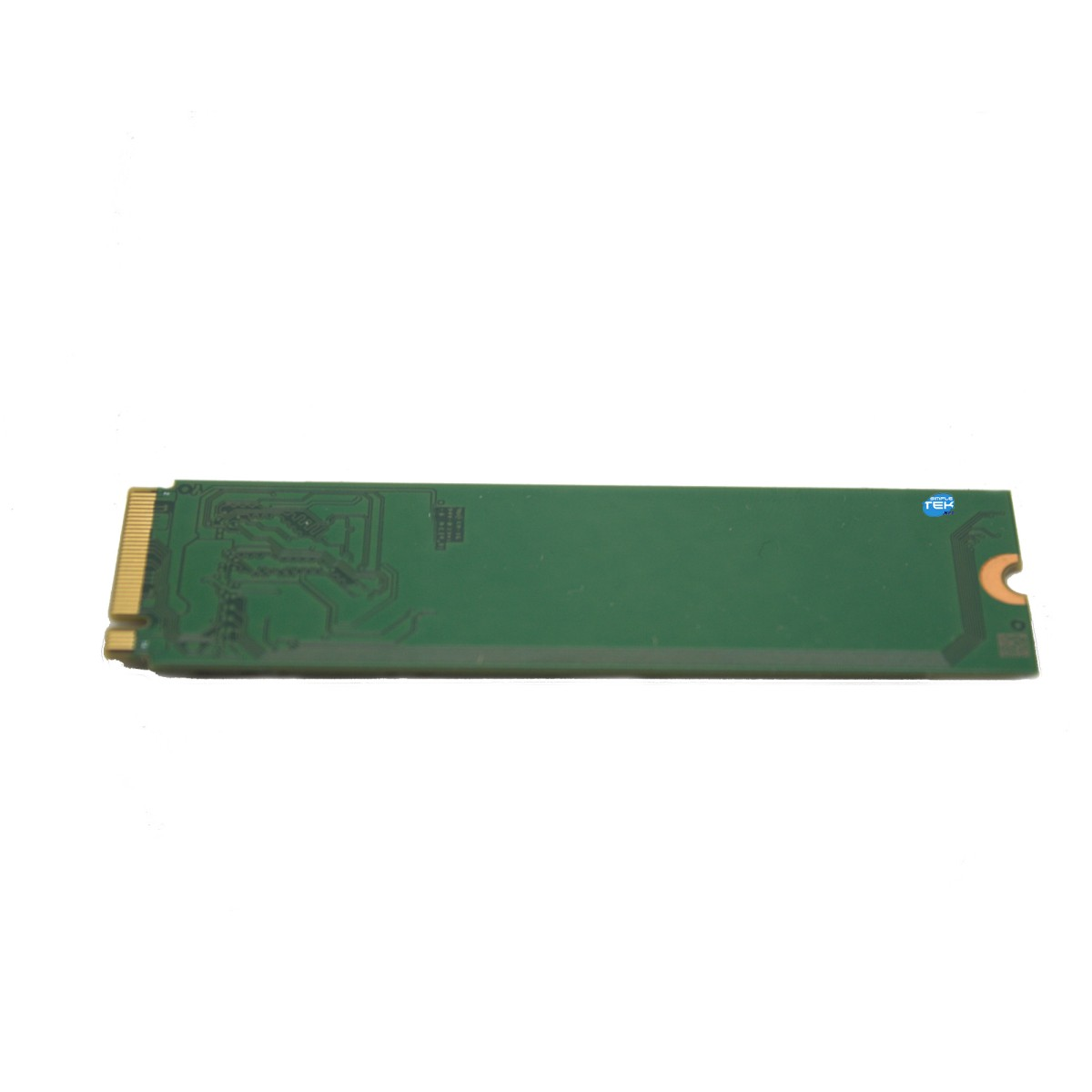 Un SSD M.2 NVMe verde con pines de conector dorados sobre fondo blanco.