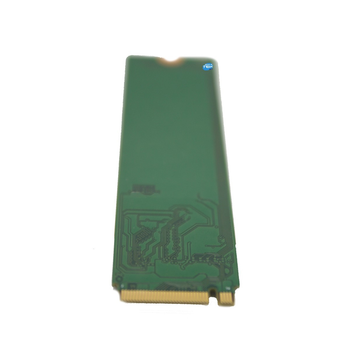 Tarjeta de memoria SSD M.2 NVMe verde con conectores dorados sobre fondo blanco.