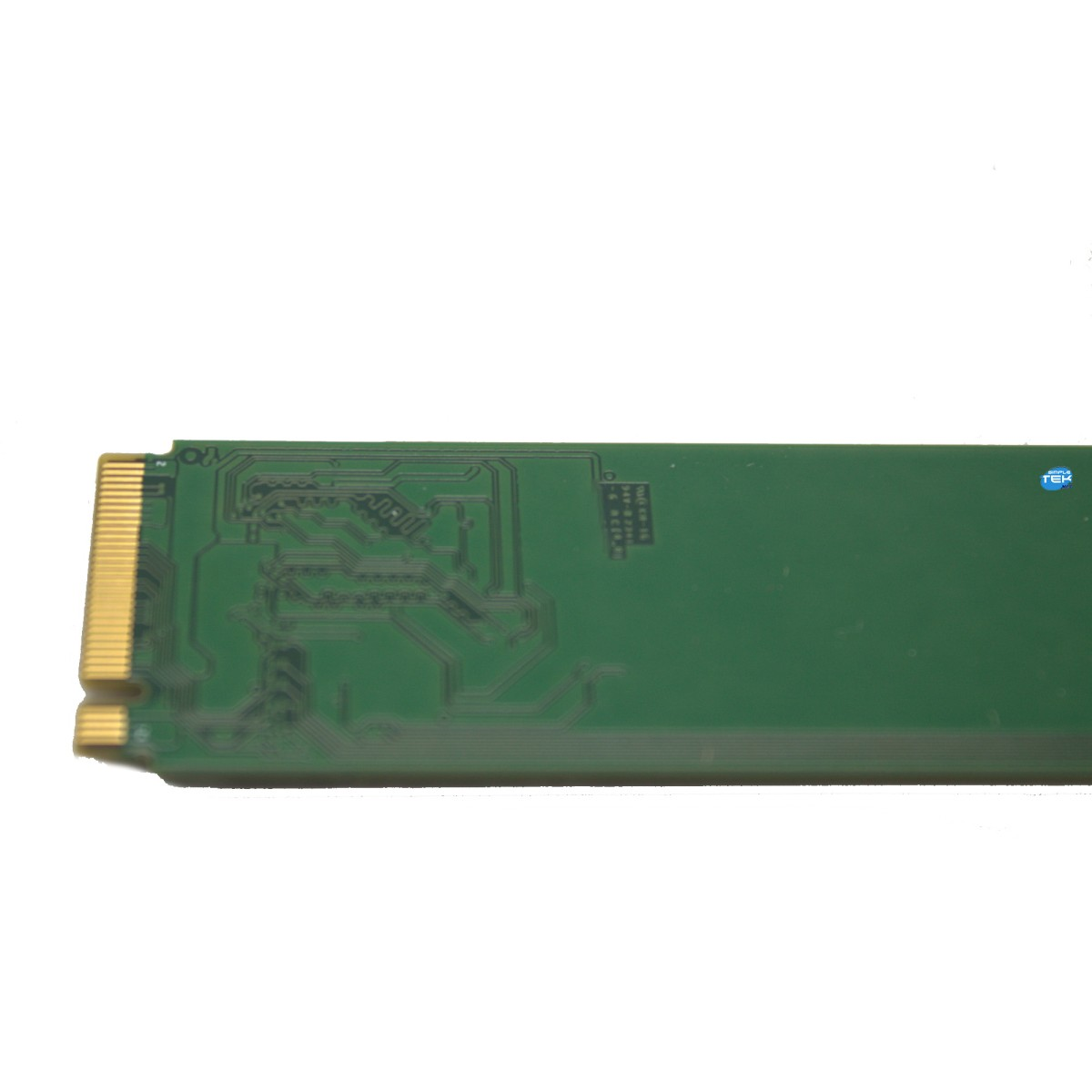 Placa de circuito verde con conectores dorados sobre fondo blanco.