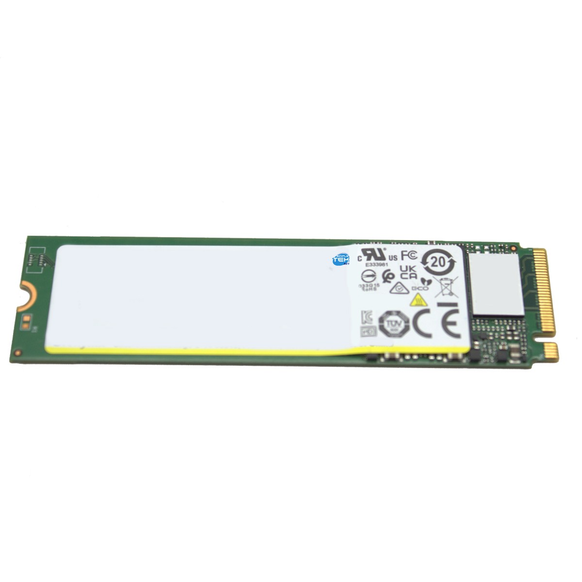 Un SSD NVMe M.2 verde con etiqueta blanca y pines de conexión dorados sobre fondo blanco.