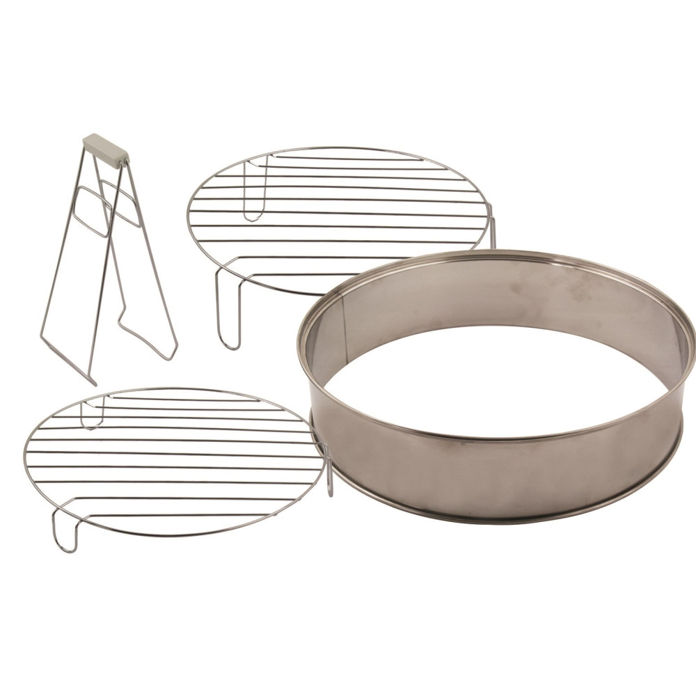 Edelstahl-Backzubehörset mit zwei Rosten, einem Ring und einer Zange vor weißem Hintergrund.