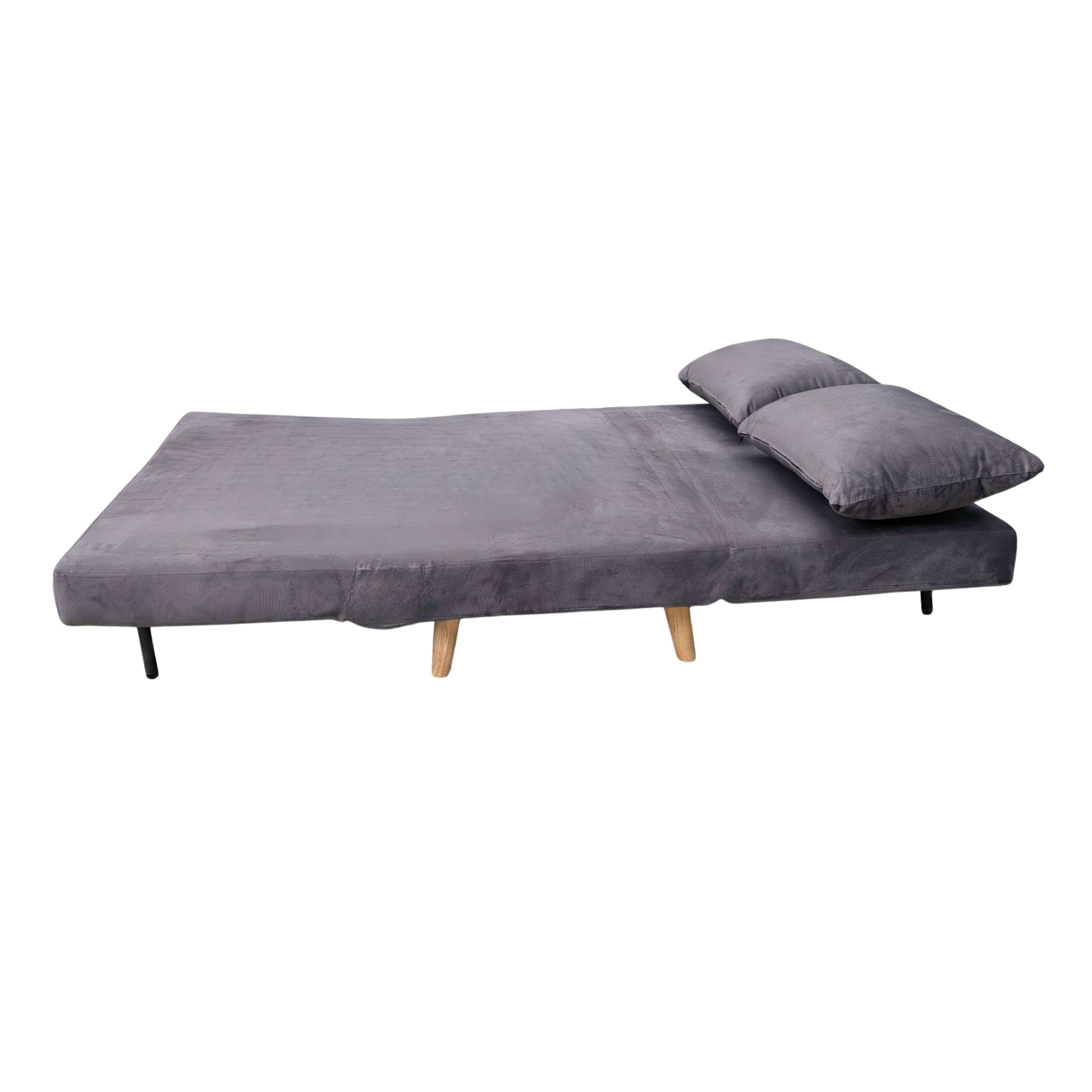 Un sofá cama gris con dos cojines y patas de madera clara sobre fondo blanco.