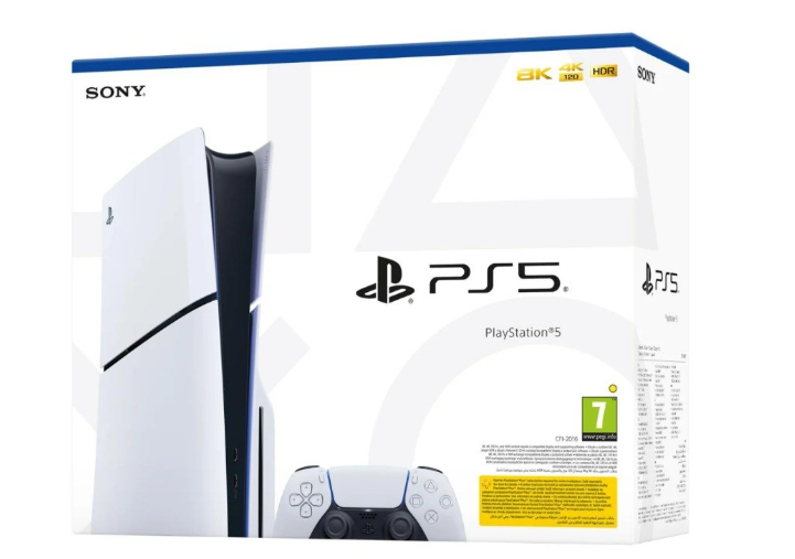 Białe pudełko konsoli i kontrolera PlayStation 5 z logo Sony i PS5 na białym tle.
