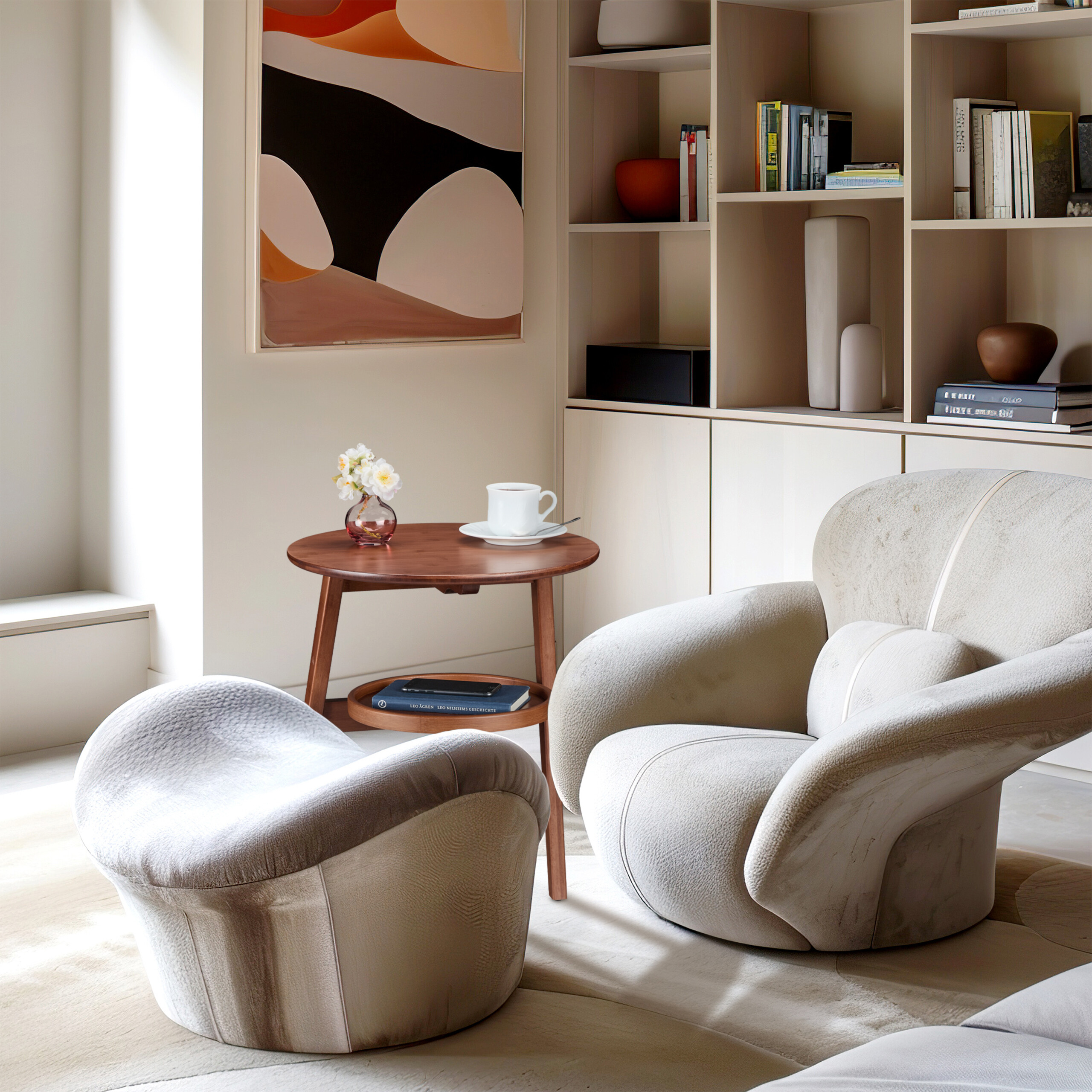 Moderne helle Sitzecke mit Sessel, Hocker, Holztisch, abstrakter Kunst und eingebautem Regal voller Bücher.