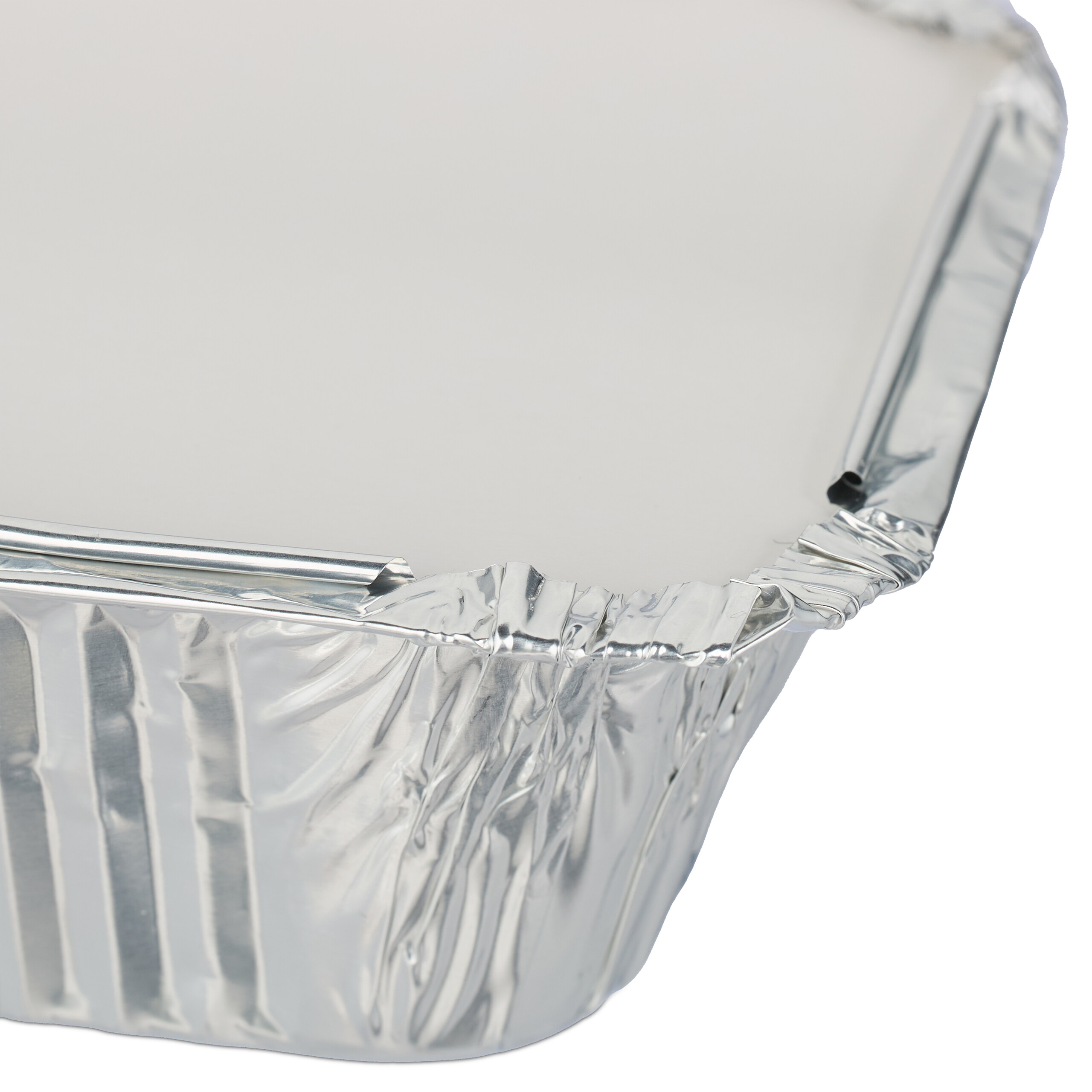 Primo piano di un contenitore in foglio di alluminio sigillato con coperchio bianco.