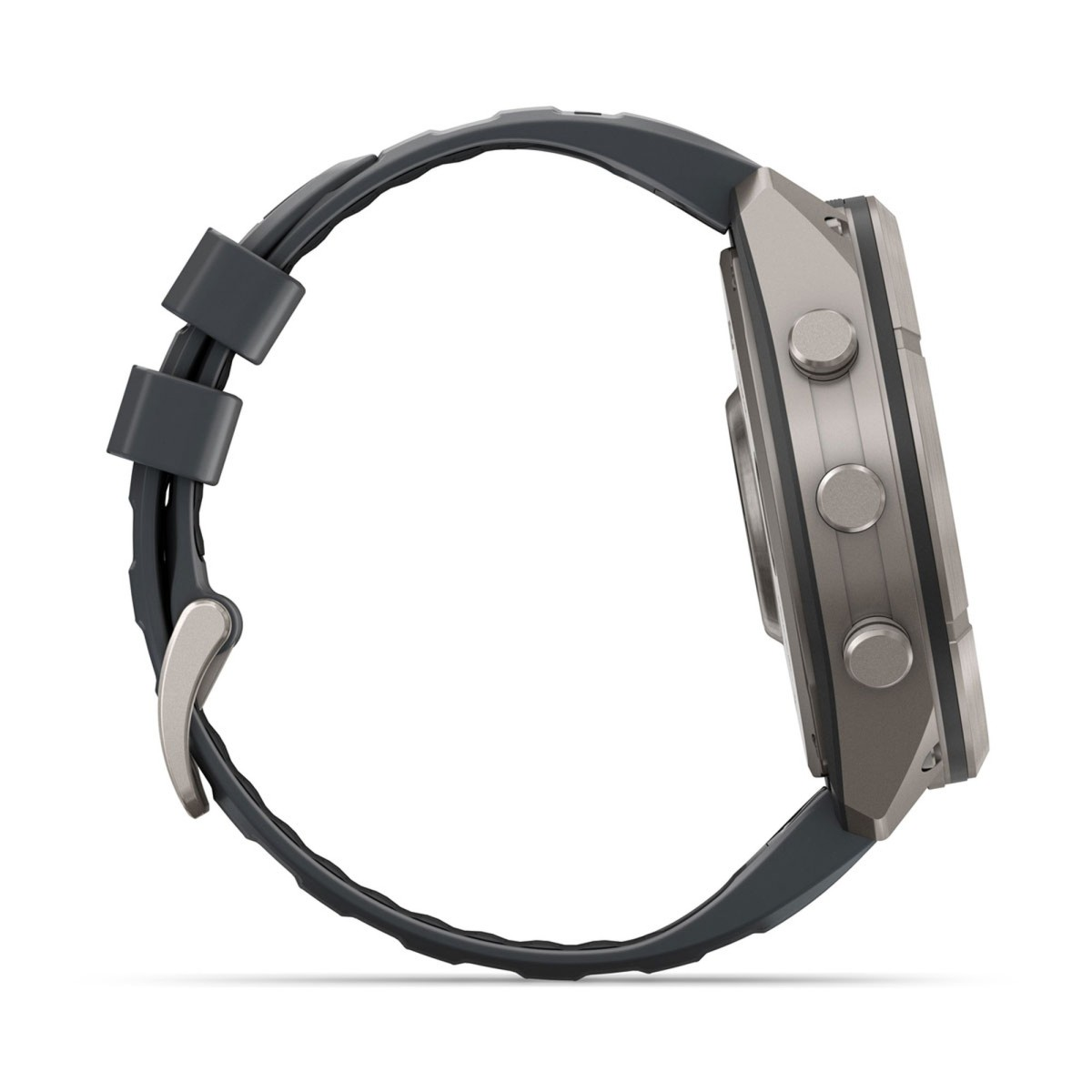 Vista laterale di uno smartwatch con cassa argentata, tre tasti e cinturino scuro su sfondo bianco.