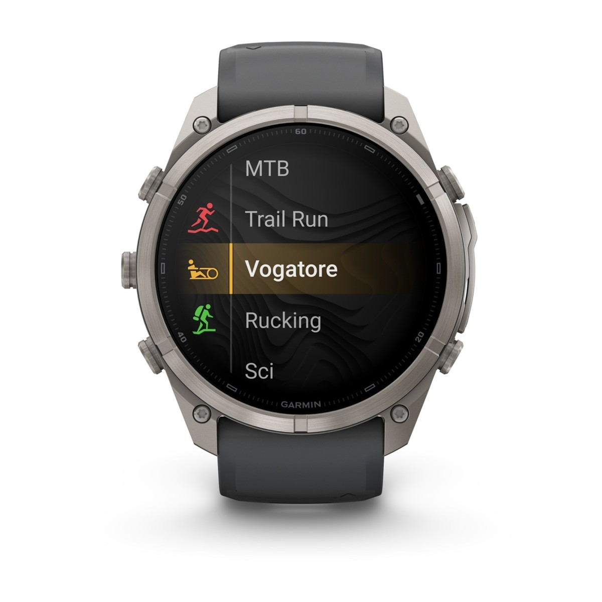 Un orologio sportivo Garmin mostra un menu di selezione dell'allenamento con opzioni come Trail Run e Vogatore sullo schermo.