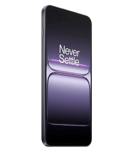 Uno smartphone scuro ed elegante mostra il testo Never Settle su uno sfondo viola e nero.