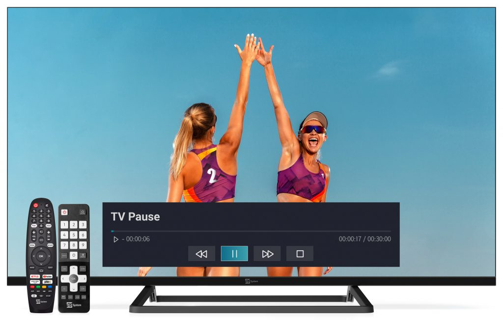 La TV mostra atlete con menu di pausa, accanto a due telecomandi.
