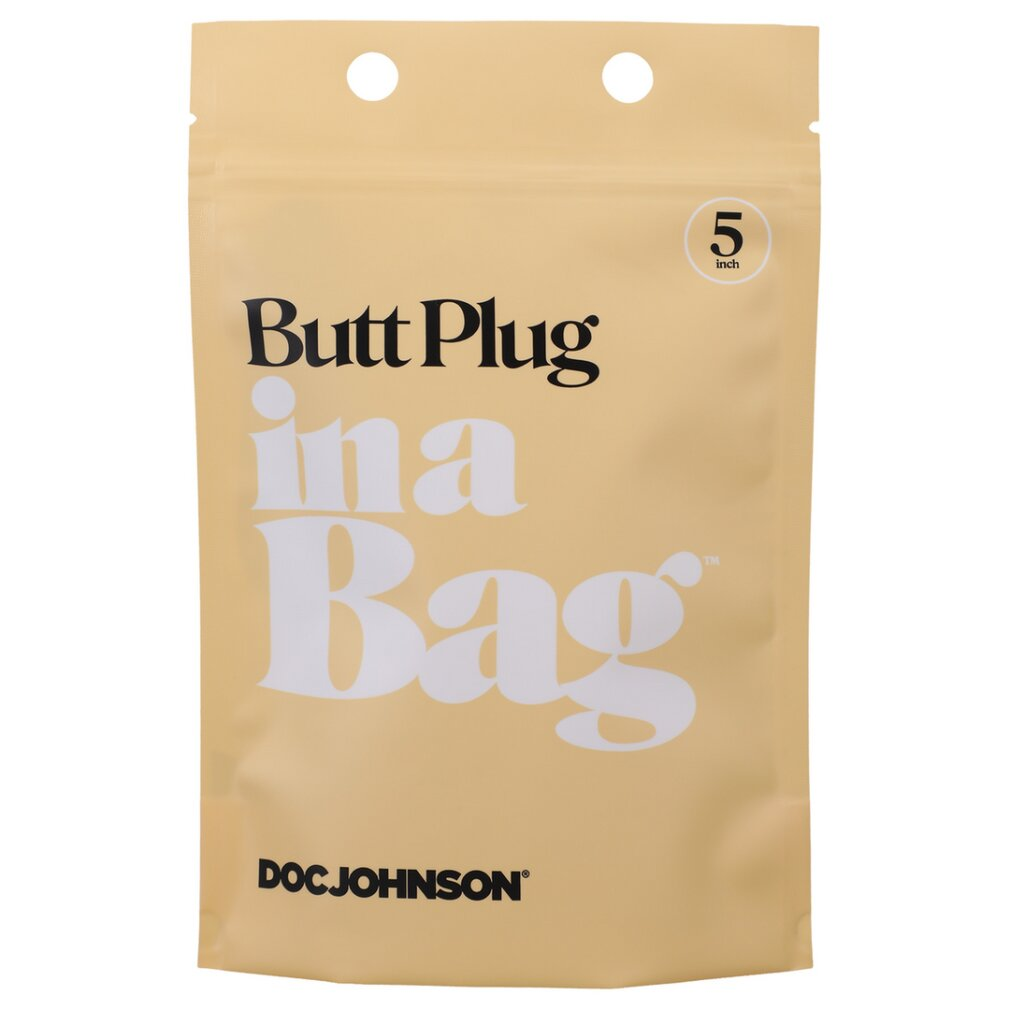 Eine beigefarbene Produkttüte mit schwarzem und weißem Text, der Butt Plug in a Bag liest.