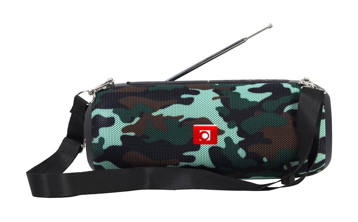 Un altavoz bluetooth cilíndrico de camuflaje con correa negra y antena extendida sobre fondo blanco.