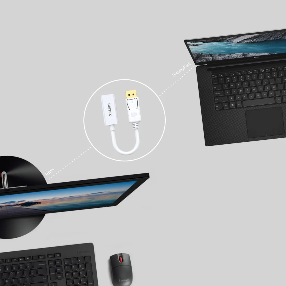 Biały adapter DisplayPort na HDMI łączy laptop z monitorem na szarym tle.