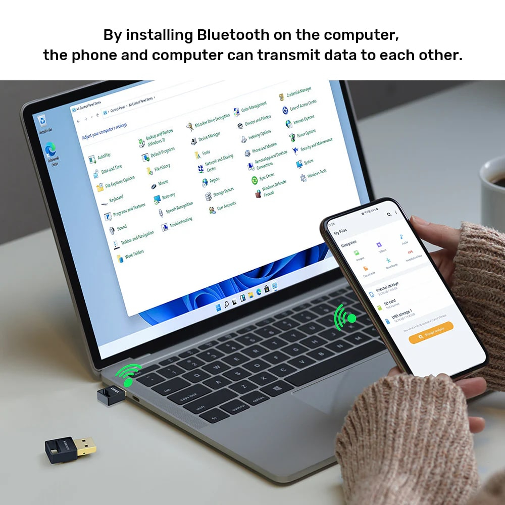 Küçük bir USB Bluetooth adaptörüyle birbirine bağlanan dizüstü bilgisayar ve telefon.