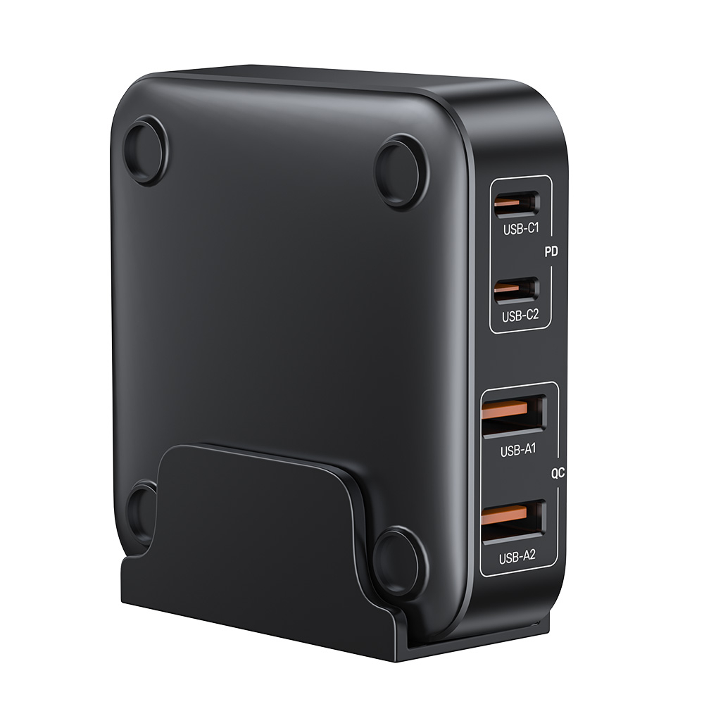 Beyaz arka planda stand içinde iki USB-C ve iki USB-A portlu siyah çoklu şarj cihazı.