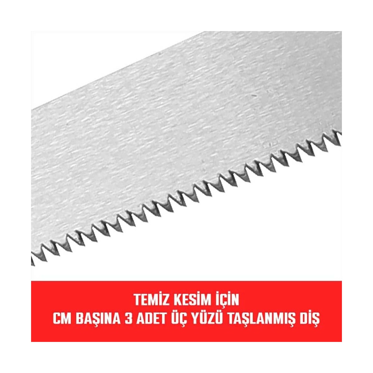 Türkçe yazılı kırmızı bir afişin önünde ince dişli testere bıçağı kenarının yakın planı.