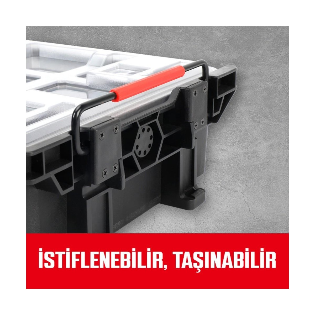 Siyah metal saplı ve kırmızı tutma yerli, siyah ve şeffaf plastik saklama kutusunun gri arkaplan üzerindeki yakın planı.