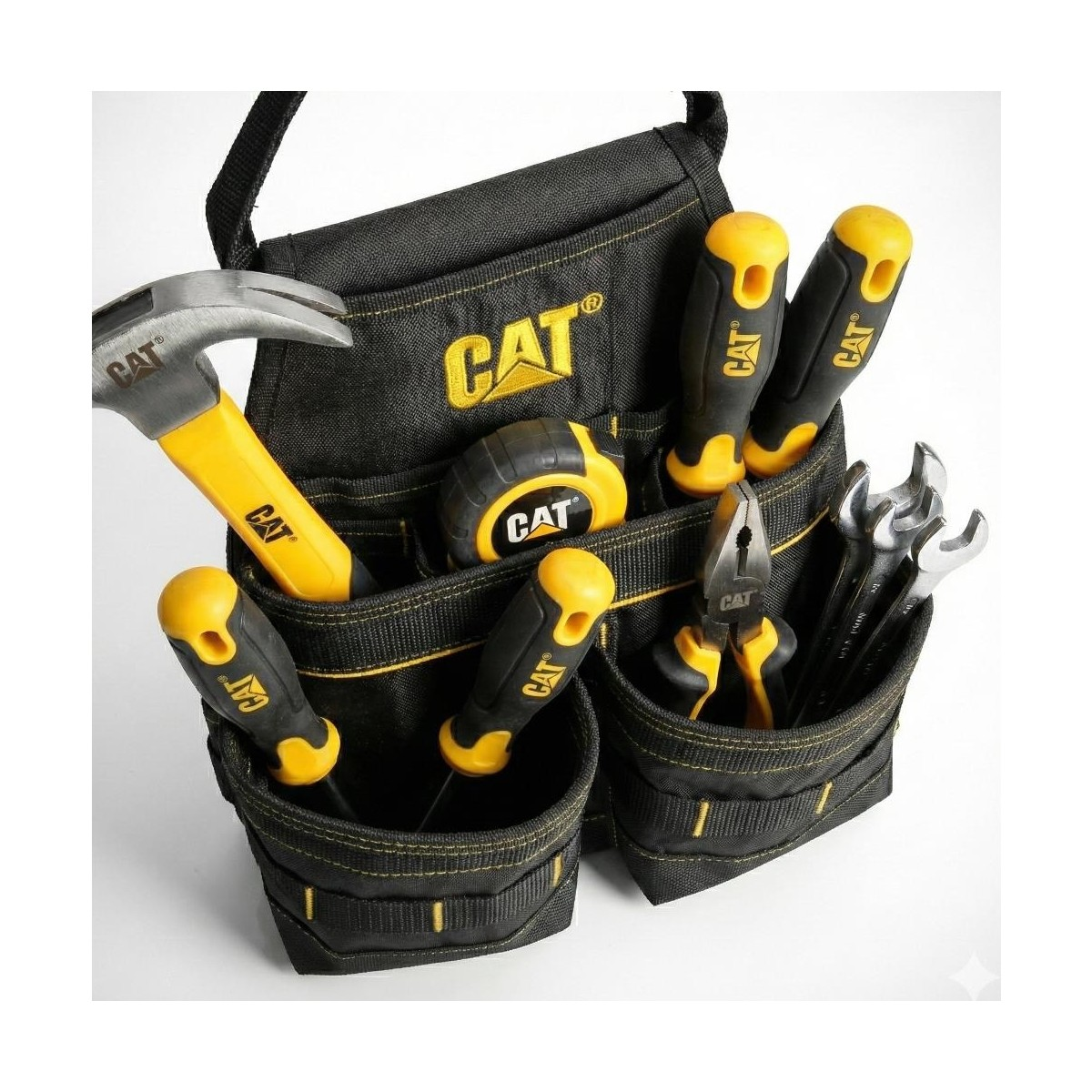 Çekiç, tornavida, pense ve anahtarlarla dolu siyah ve sarı Caterpillar alet çantası.