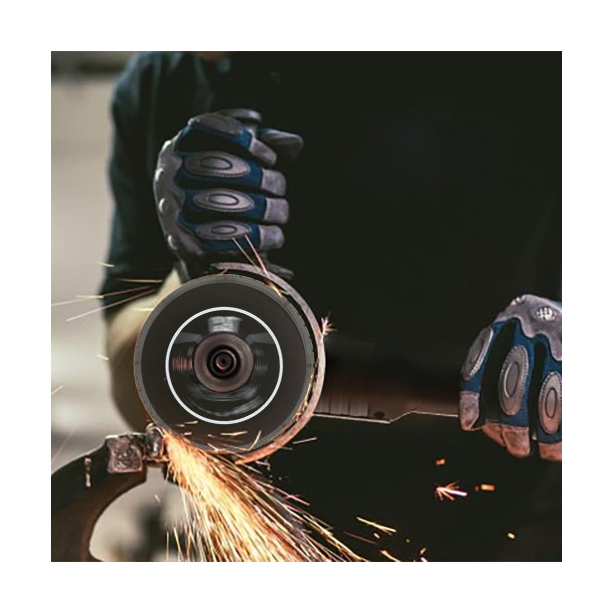 Koruyucu eldiven giyen bir kişi, metal kesmek için avuç taşlama makinesi kullanıyor.