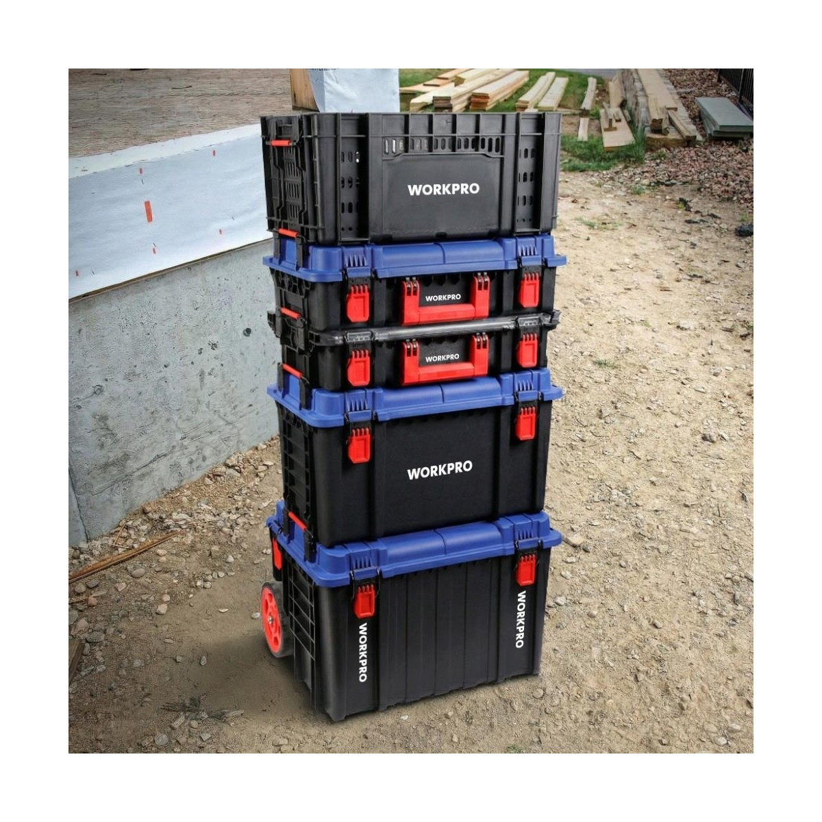 Dışarıda toprak zeminde kırmızı mandallı siyah ve mavi Workpro takım kutuları.