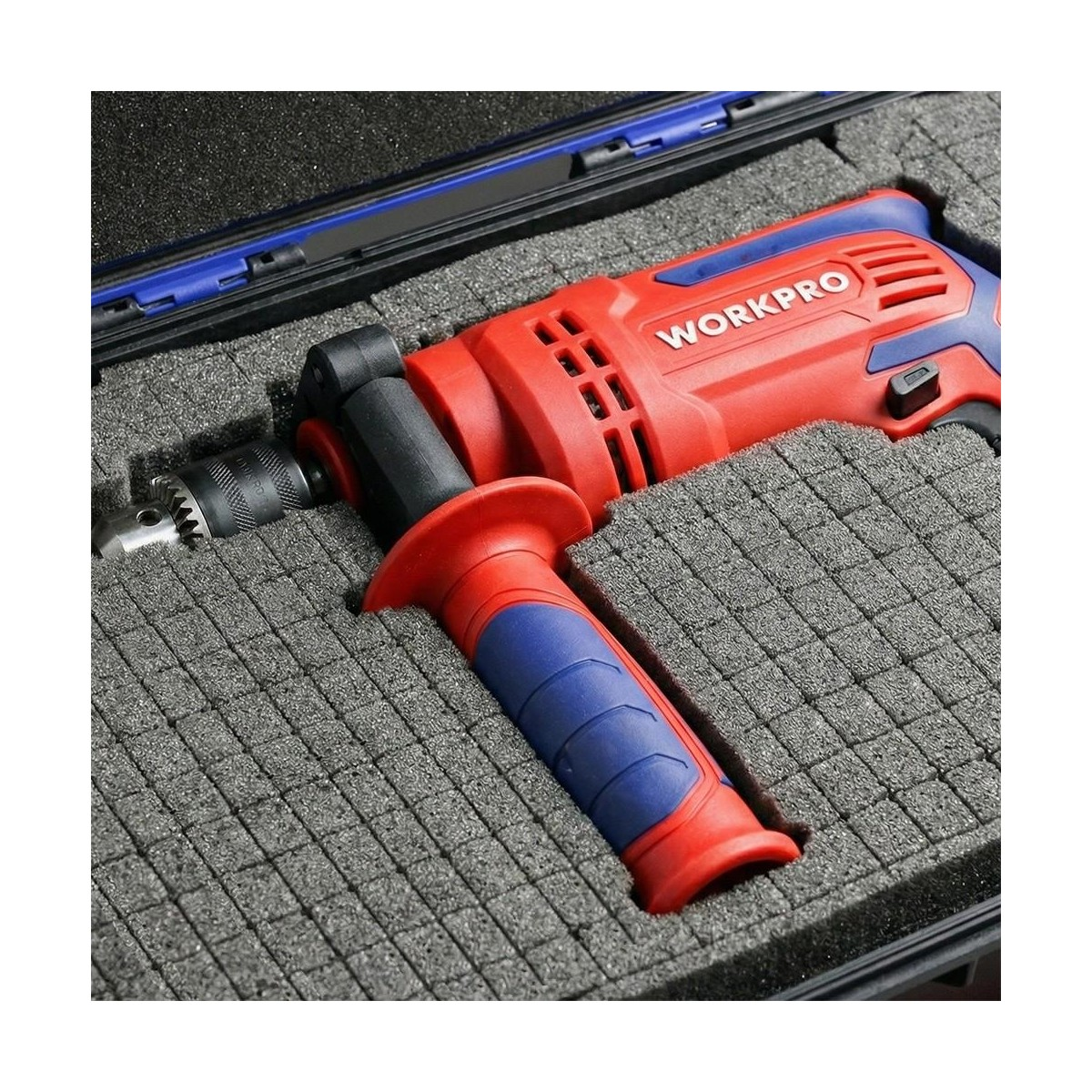 Köpük ekli bir çantada saklanan kırmızı ve mavi Workpro matkap.