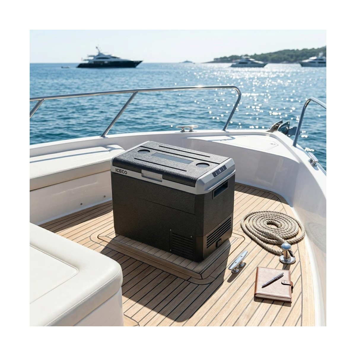 Açık denizde bir teknenin ahşap güvertesinde siyah bir soğutucu.