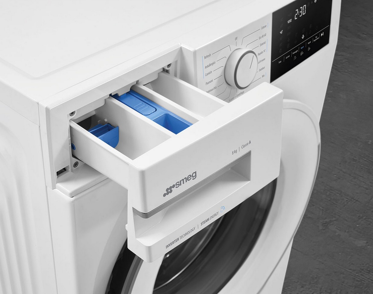Una lavatrice bianca Smeg con il cassetto del detersivo aperto e scomparti blu.