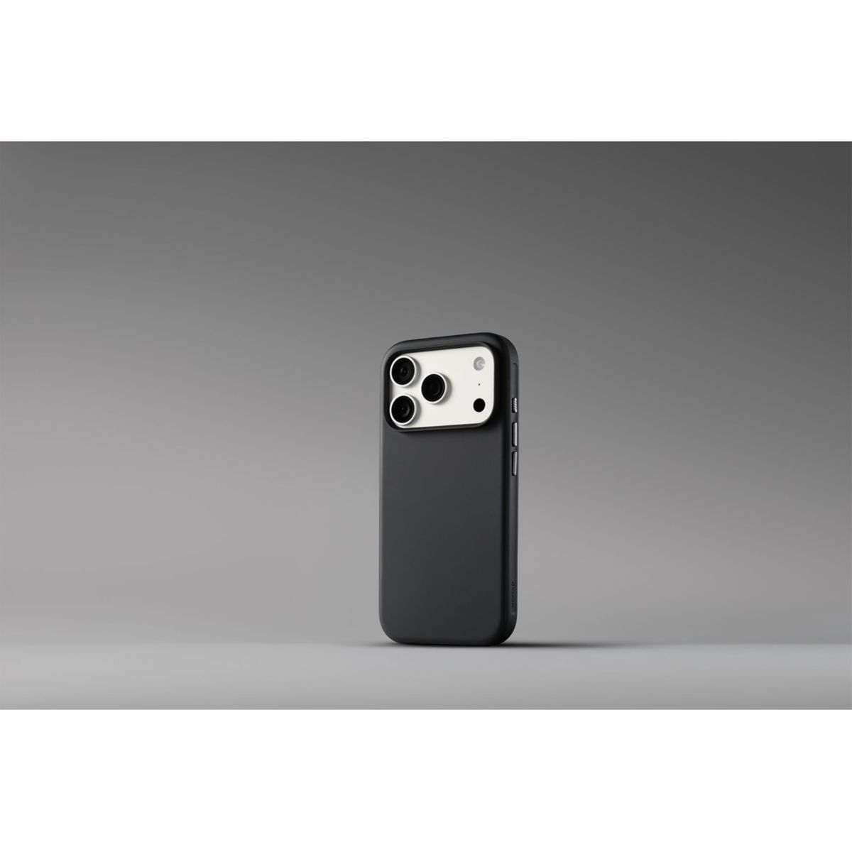 Uno smartphone nero con cover protettiva e modulo fotocamera sporgente si trova su sfondo grigio.