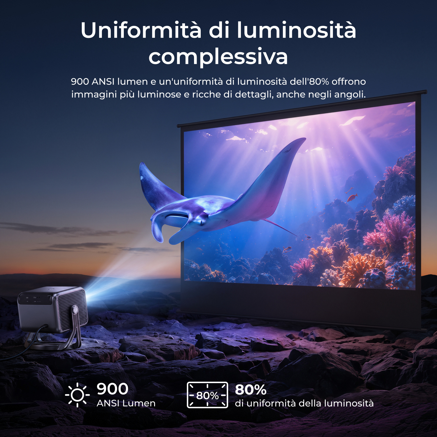 Un proiettore proietta una scena sottomarina con una manta su uno schermo all'aperto al crepuscolo.