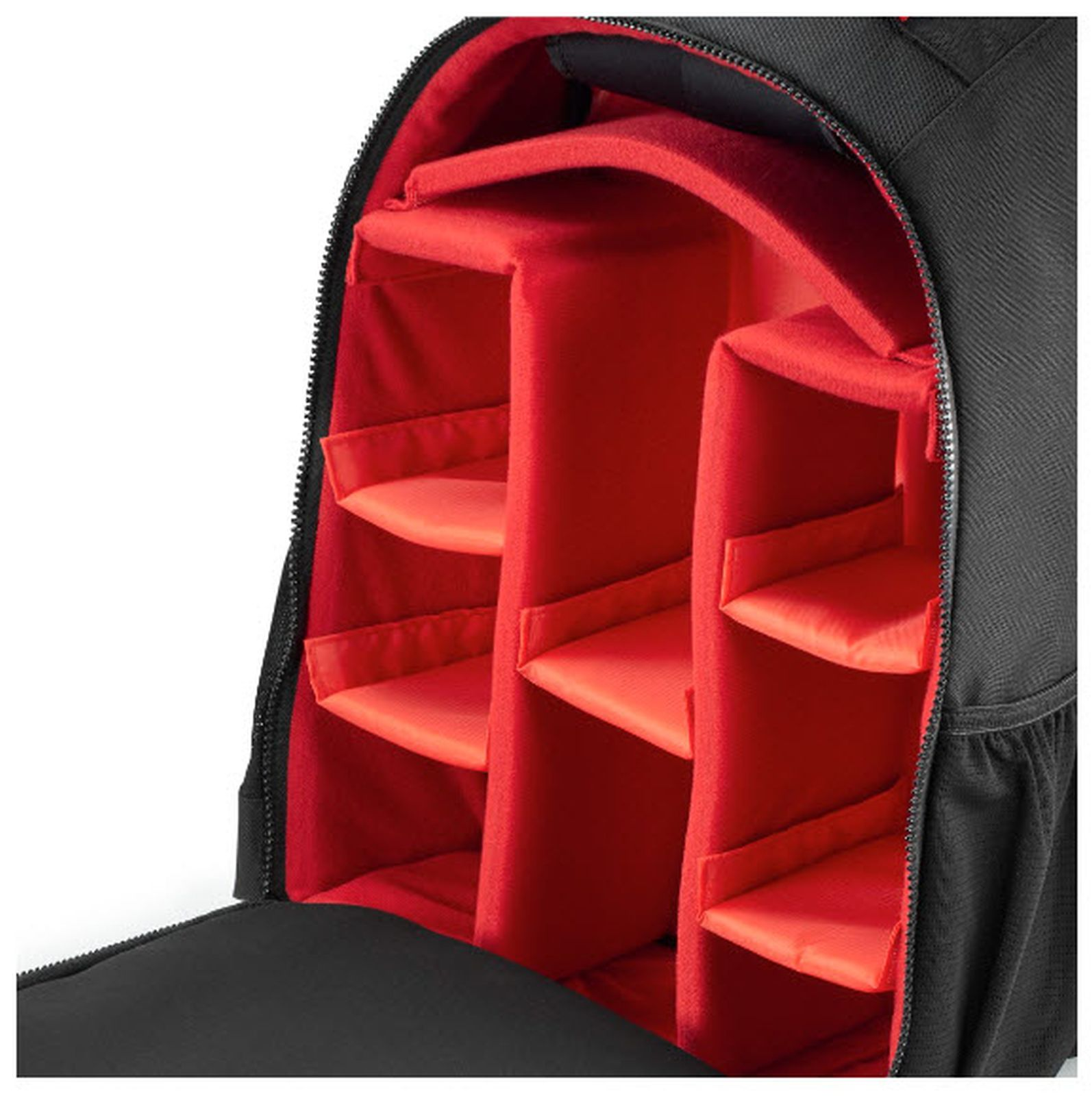 Ein schwarzer Rucksack mit einem hellroten, unterteilten Innenraum und verstellbaren Fächern.