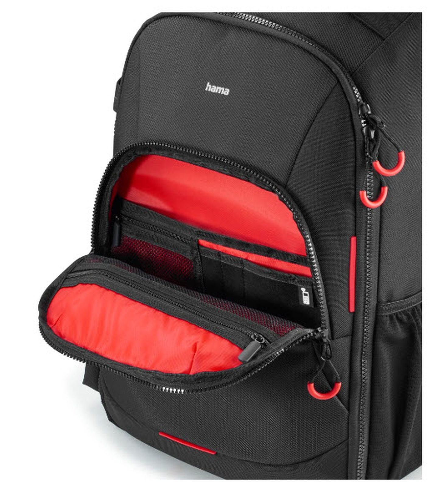 Ein schwarzer Hama Rucksack mit geöffnetem Fach und leuchtend rotem Innenfutter.
